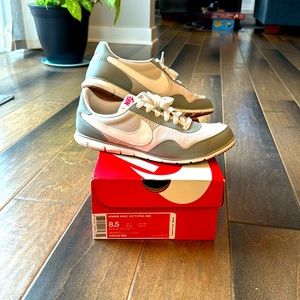 Nike Victoria NM women’s 8.5